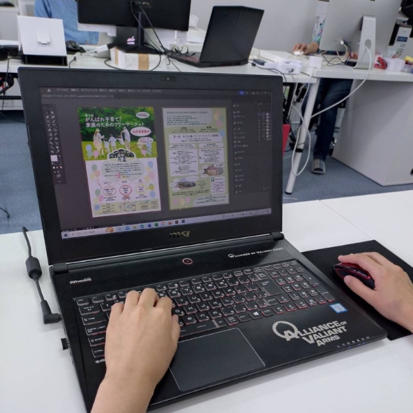 チラシ制作に取り組む様子