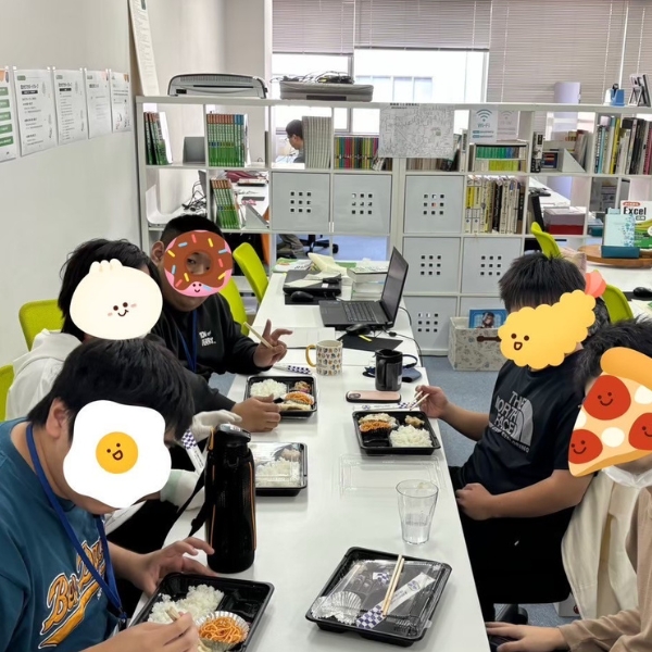 みなでテーブルを囲みお弁当をたべる利用者さんたち